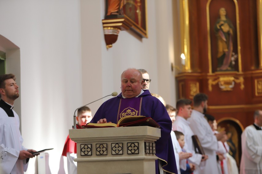 Bardzo ważna uroczystość odbyła się w parafii w Daleszycach. Ksiądz biskup Marian Florczyk poświęcił nowy, kamienny ołtarz. Zobacz zdjęcia 