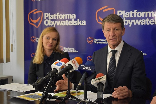 Elżbieta Ruchała i Andrzej Czerwiński podczas konferencji prasowej kandydatów Koalicji Obywatelskiej