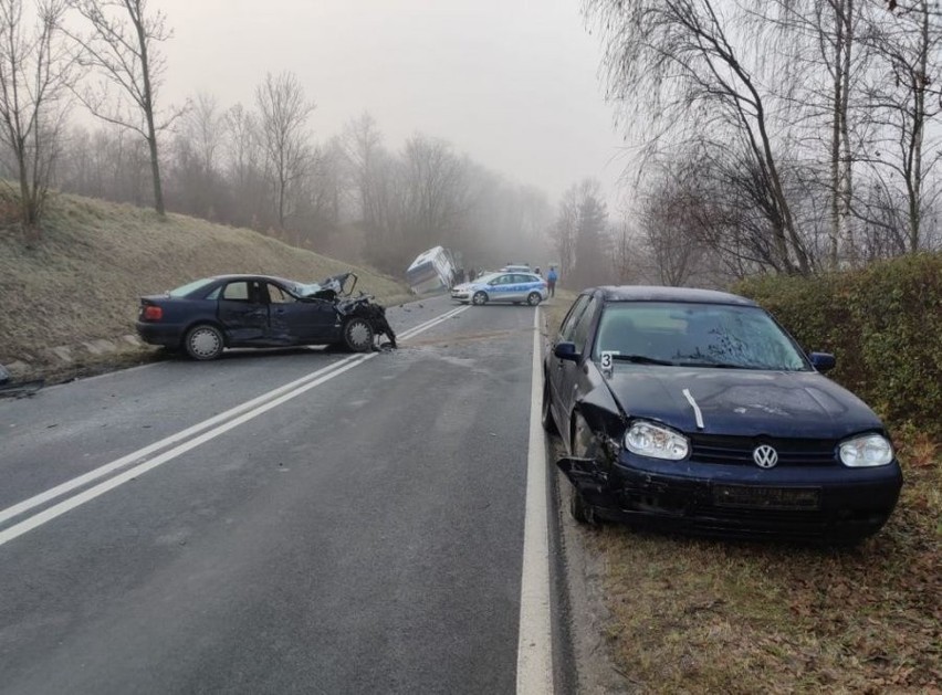 Wypadek w Bystrowicach w powiecie jarosławskim. Autobus wpadł w poślizg i uderzył w dwa auta [ZDJĘCIA]