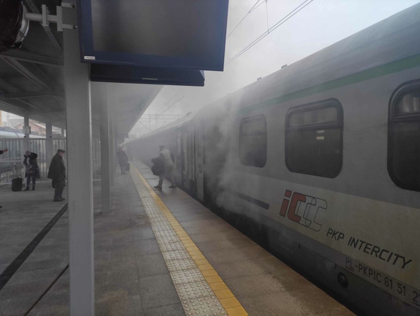 Dym w pociągu Intercity relacji Przemyśl - Berlin. Ewakuacja pasażerów na dworcu w Rzeszowie