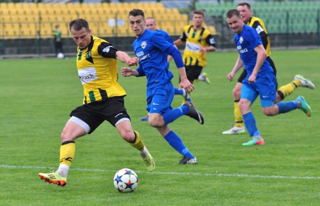 Pomocnik Siarki Tarnobrzeg, Dariusz Frankiewicz (z piłką) rozegrał przeciwko Puszczy Niepołomice bardzo dobre spotkanie.