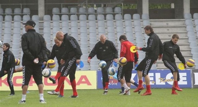 Piłkarze Korony trenowali w środę na głównej płycie stadionu przy ulicy Ściegiennego.