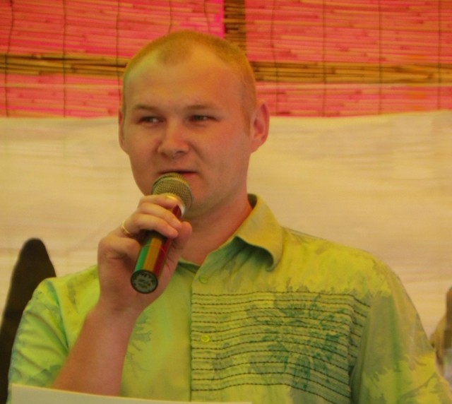 Tomasz Wólczyński, dla którego prowadzona jest zbiórka pieniędzy, pojawił się na scenie festynu w Chomentowie i odbierał symboliczne czeki
