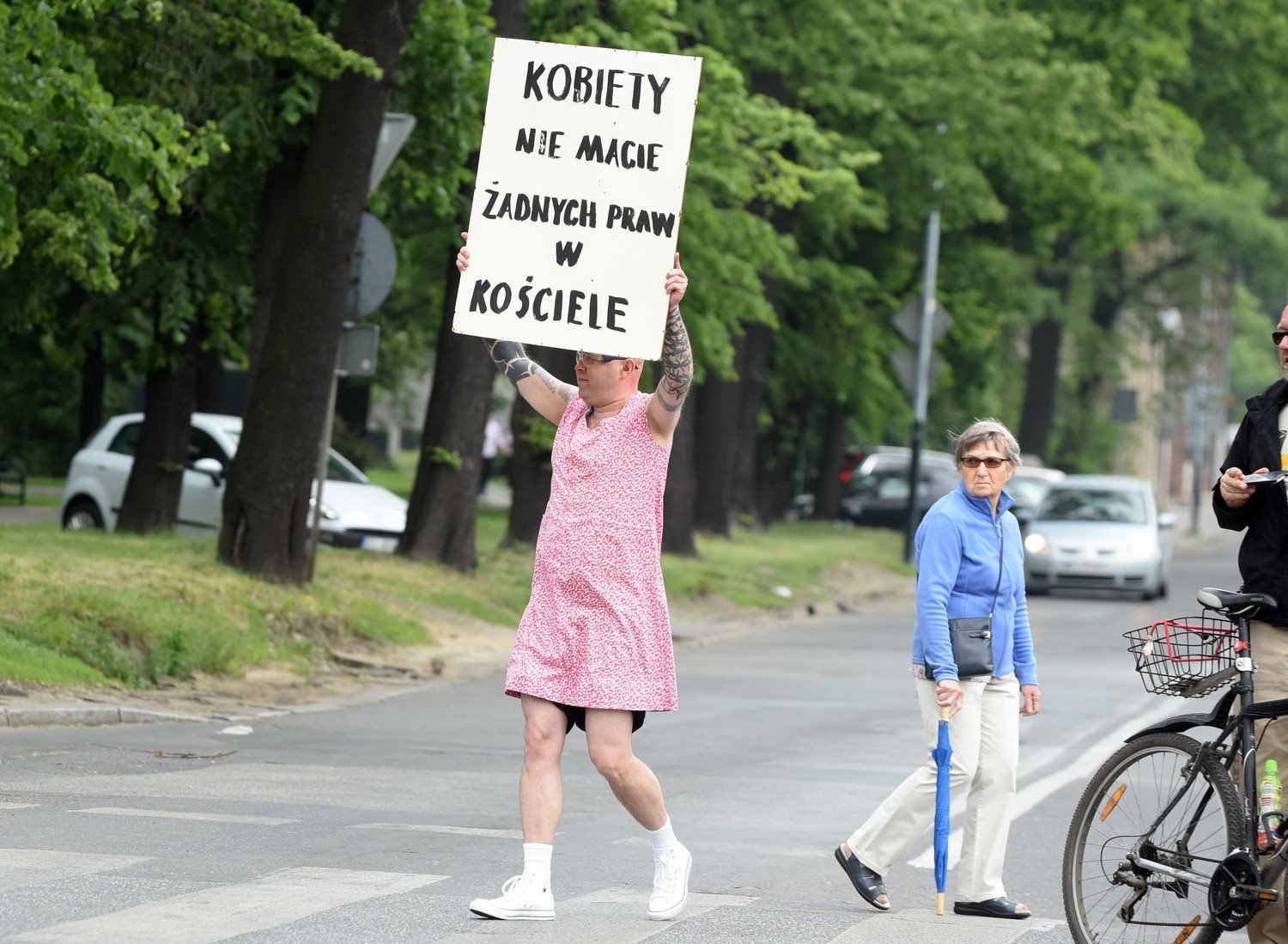 Boże Ciało 2016. Człowiek-motyl jako kobieta na procesji w Łodzi
