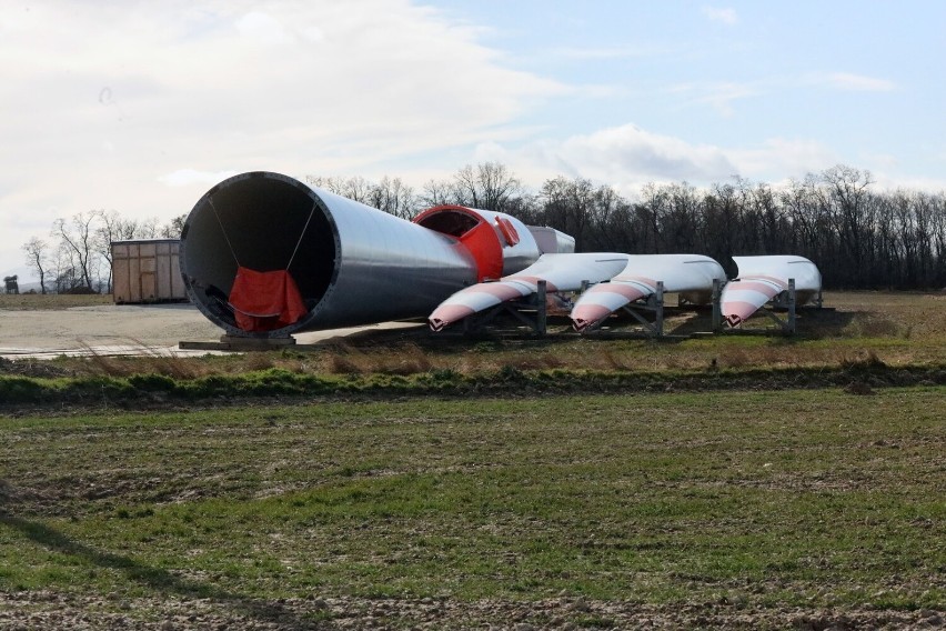 Gigantyczne konstrukcje są montowane w sąsiedzwie A4 na Dolnym Śląsku