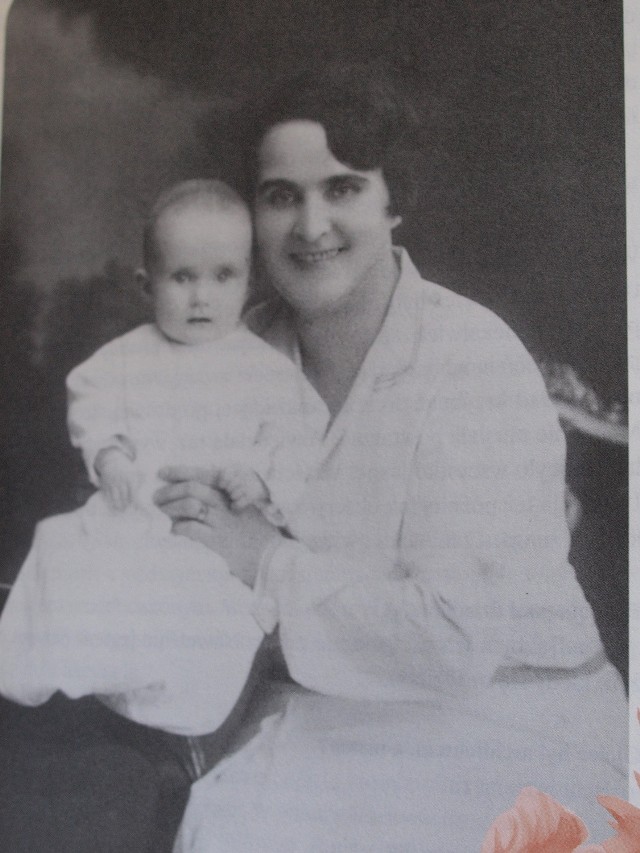 Barbara Krafftówna ze swoją matką Józefą, rok 1929.