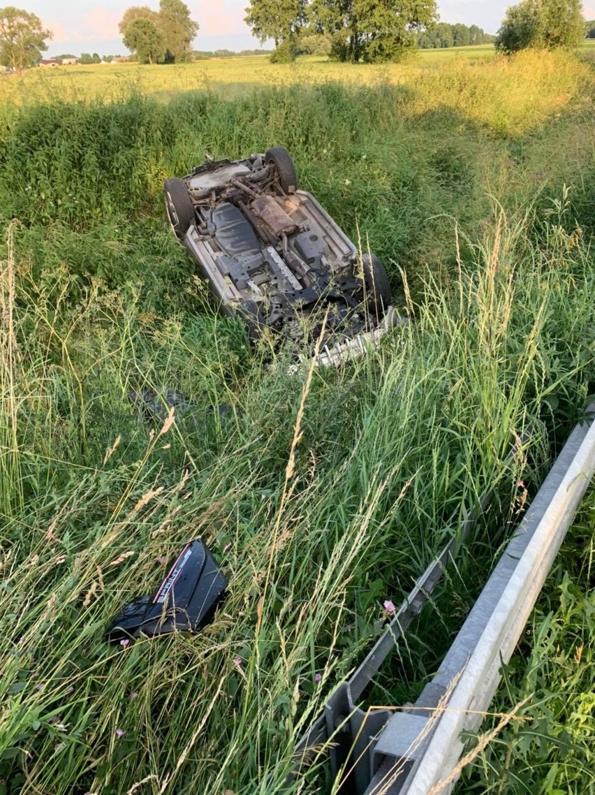 Wypadek na trasie Ostrołęka-Ostrów Mazowiecka. Auto zderzyło się z motorowerem. 26.06.2021