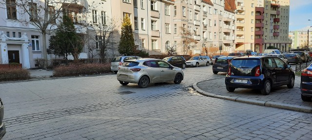 Śpieszą się, lub parkują "tylko na chwilę". Do tego "stać ich" na 100 złotych mandatu. Mistrzowie parkowania ignorują przepisy, narażając kierowców i pieszych na niebezpieczeństwo.