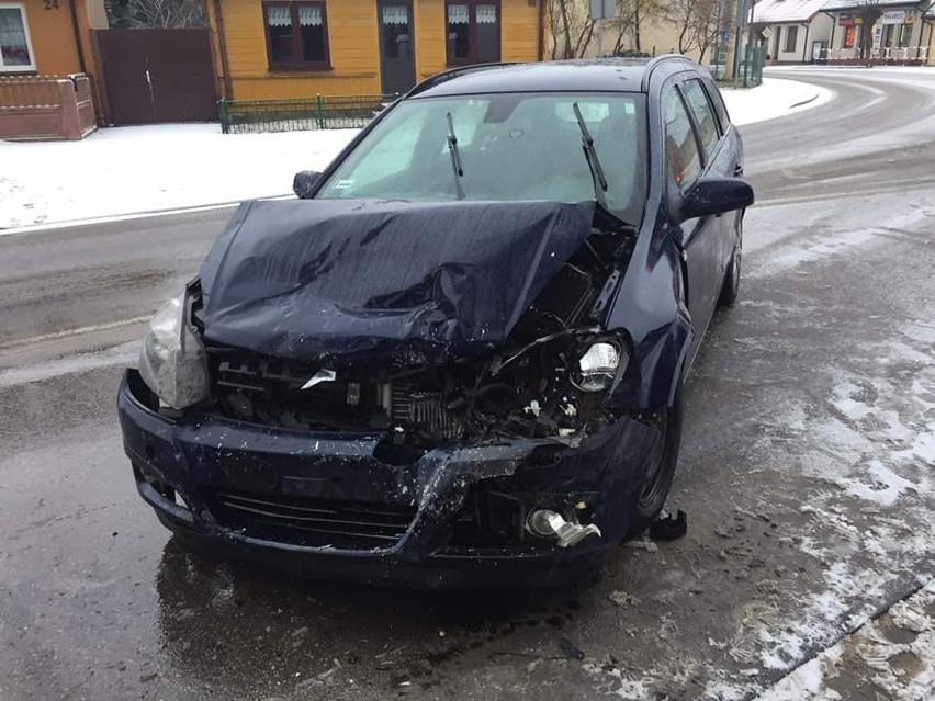 Wypadek w Goworowie. Na ul. Ostrołęckiej zderzył się samochód osobowy z busem