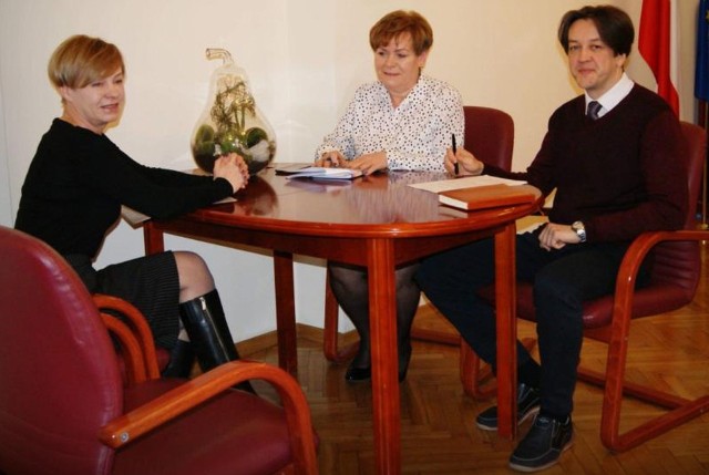 Dorota Płachta (z lewej) rozmawiała z Piotrem Kozłowskim, burmistrzem Kozienic i Sylwią Wąsik o przytulisku dla zwierząt.