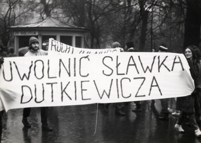 Akcja protestacyjna w obronie Sławomira Dutkiewicza, Kraków jesień 1987 r. Transparent niosą krakowscy uczestnicy Ruchu „Wolność i Pokój” Janusz Okrzesik i Barbara Syc
