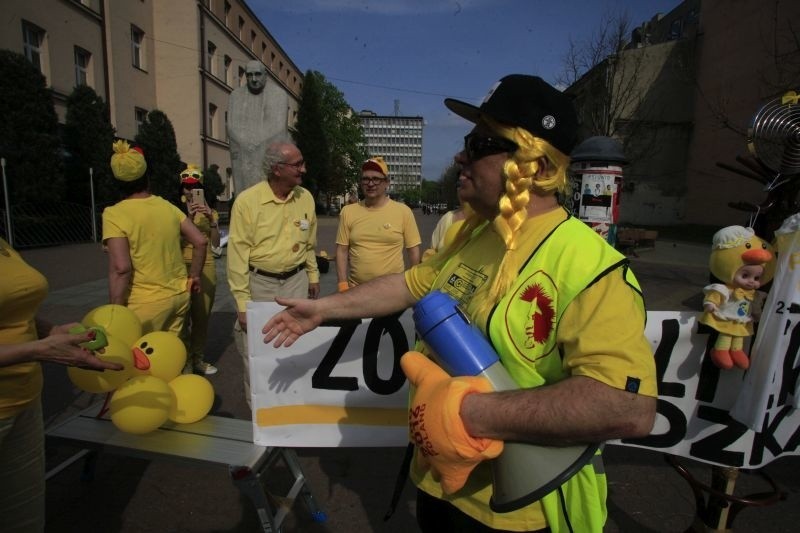 Żółta Alternatywa żąda uwolnienia kaczki! Happening w pasażu Schillera