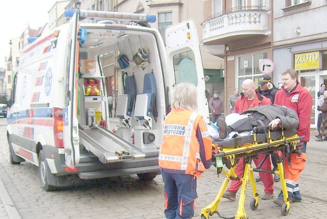 W poniedziałek ratownicy zabrali starszego pana z Rynku Głównego do szpitala