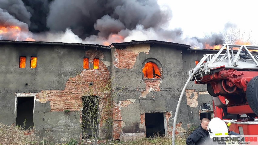 Pożar starej fabryki pod Wrocławiem. 15 zastępów w akcji 