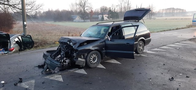 W miejscowości Huta Mazowszańska doszło do wypadku dwóch pojazdów. Do szpitala odwieziono trzy osoby.