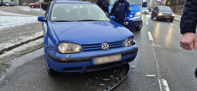 Uciekał golfem od policji. 46-latek miał ponad promil i sądowy zakaz prowadzenia. Zobacz zapis wideo z policyjnej kamery