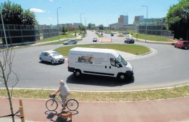 Zarząd Infrastruktury Miejskiej zapowiada, że sprawdzi stan sygnalizacji świetlnej w okolicach pętli przy ul. Rzymowskiego. Docelowo ma ona zostać poprawiona.