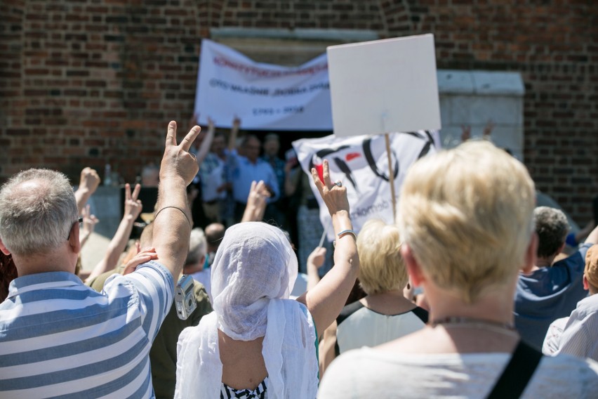 Kraków. Skromna manifestacja KOD na Rynku Głównym [ZDJĘCIA]