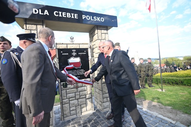 Odsłonięcie pomnika "Dla Ciebie Polsko" w Morawicy pod Krakowem