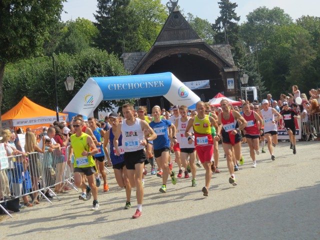 Każdego roku ciechociński półmaraton gromadzi setki biegaczy z całej Polski. Tak wyglądał start do ubiegłorocznego biegu