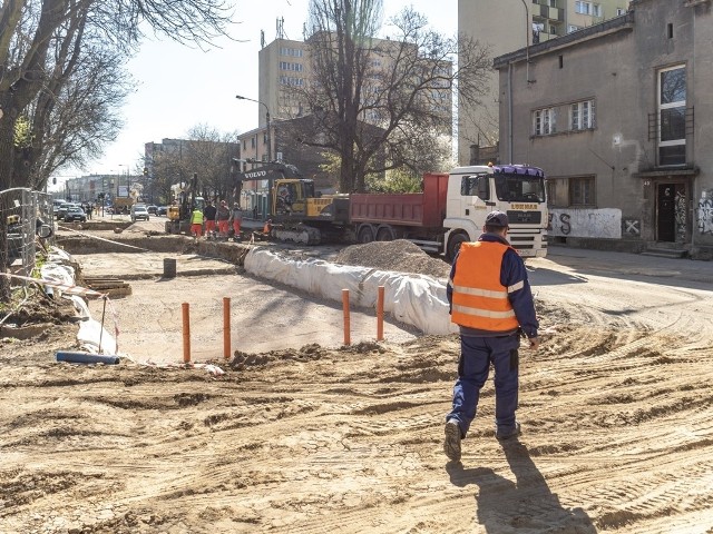 Powoli kończą się prace  przy przebudowie ulicy Dąbrowskiego. Wkrótce układana będzie jezdnia, samochody  i tramwaje pojadą nowymi odcinkami tej jesieni.CZYTAJ DALEJ NA NASTĘPNYM SLAJDZIE