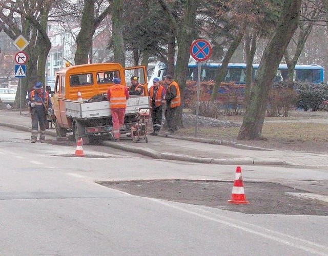 Łatanie dziur na ul. Armii Krajowej.