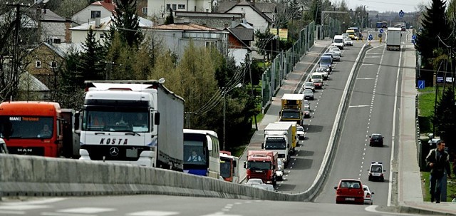 Wczoraj w południe, sznur samochodów kierujących się w stronę objazdu do Łańcuta miał prawie kilometr! 