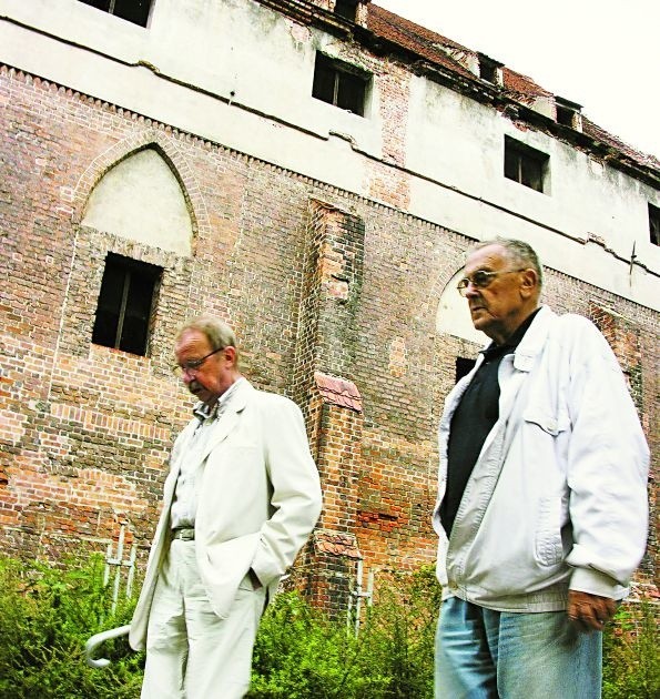 - Ciągle jest nadzieja, że jeszcze w tym roku uda się dokończyć dach - mówią Maciej Mazurek (z lewej) i Tadeusz Czajkowski.