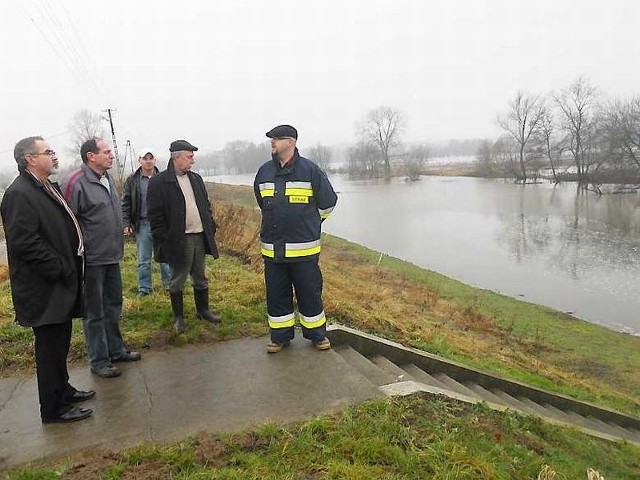 Inspekcję wału rozpoczęto od stacji pomp w Wołuszewie. W  tle rozlana Tążyna