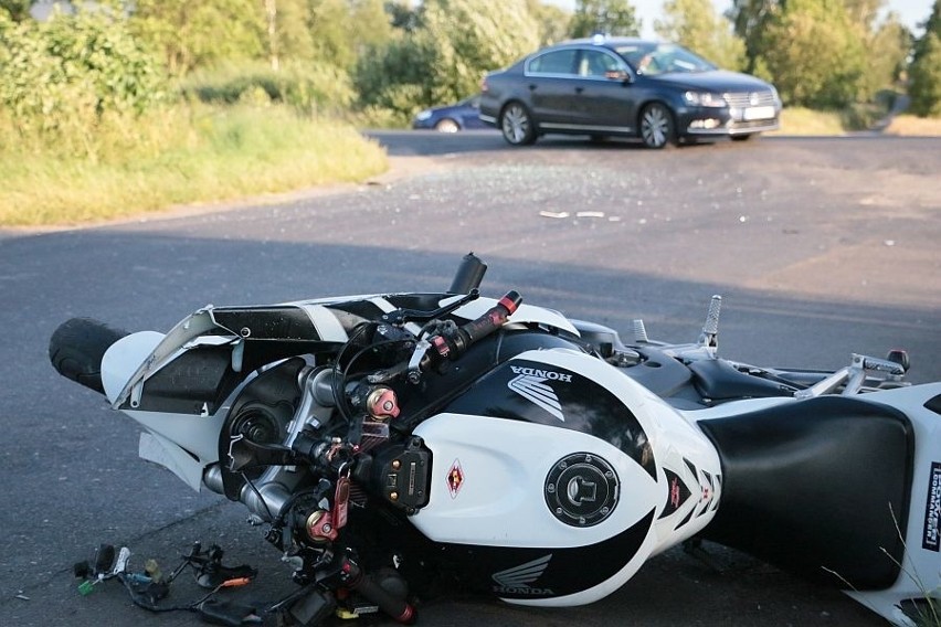 Kierujący motocyklem mężczyzna doznał poważnych obrażeń....
