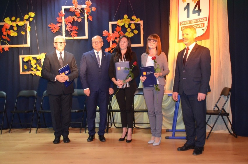Burmistrz Końskich nagrodził nauczycieli. Uroczystość odbyła się w szkole w Stadnickiej Woli