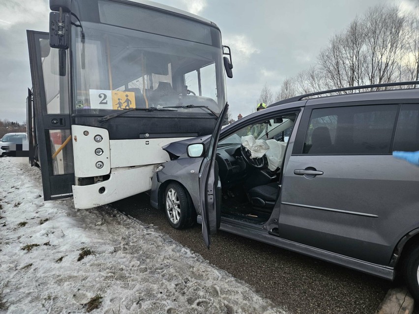 Wypadek z udziałem autobusu szkolnego w Pszczółkach, z udziałem 39 osób