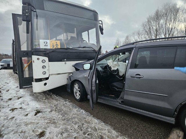 Wypadek z udziałem autobusu szkolnego w Pszczółkach. Podróżowało nim 39 osób