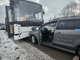 Wypadek z udziałem autobusu szkolnego w Pszczółkach. Podróżowało nim 39 osób