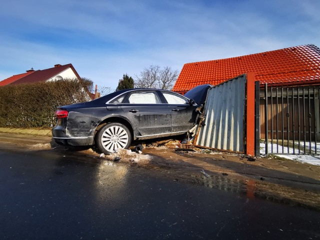 Wypadek przy ul. Franciszkańskiej w Koszalinie. Autem w ogrodzenie