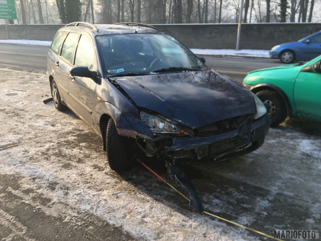 Do wypadku doszło dziś rano na ul. Wrocławskiej w Opolu. Siedzący za kierownicą opla corsy 27-latek zawracając w miejscu, w którym było to zabronione, zajechał drogę 31-letniemu kierowcy forda focusa. Doszło do zderzenia. Ranna została 36-letnia pasażerka opla.