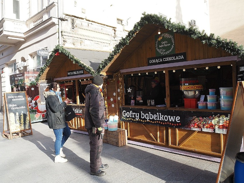 Kończy się jarmark bożonarodzeniowy na ulicy Piotrkowskiej w Łodzi. Nie było źle, ale handel popsuła pogoda ZDJĘCIA