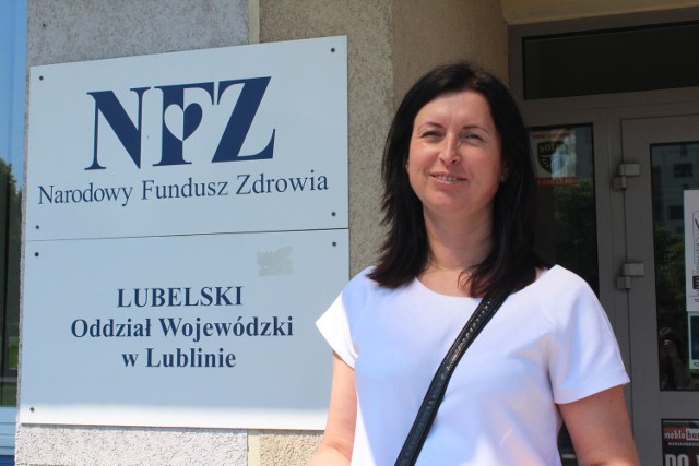 Barbara Ziębowicz ustawiła się w kolejce do złożenia wniosku o kartę EKUZ w lubelskim oddziale NFZ przy ul. Koryznowej 2.