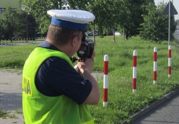 Policjanci zatrzymali kierowcy nissana prawo jazdy, ukarali go też mandatem i 10 punktami karnymi.