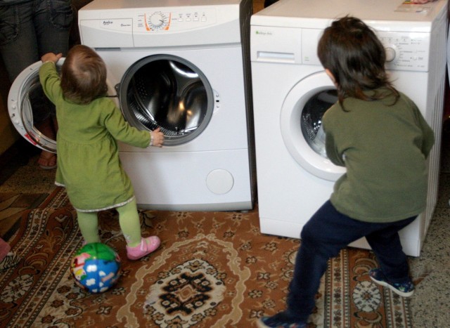Niewłaściwe przechowywanie detergentów jest najczęstszą przyczyną zatruć dzieci.