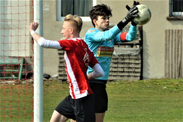 Soła Oświęcim pokonała Tarnovię Tarnów 2:1 w meczu pierwszej małopolskiej ligi juniorów młodszych. Na zdjęciu Olaf Przewoźnik, bramkarz oświęcimian, popisuje się skuteczną interwencją.