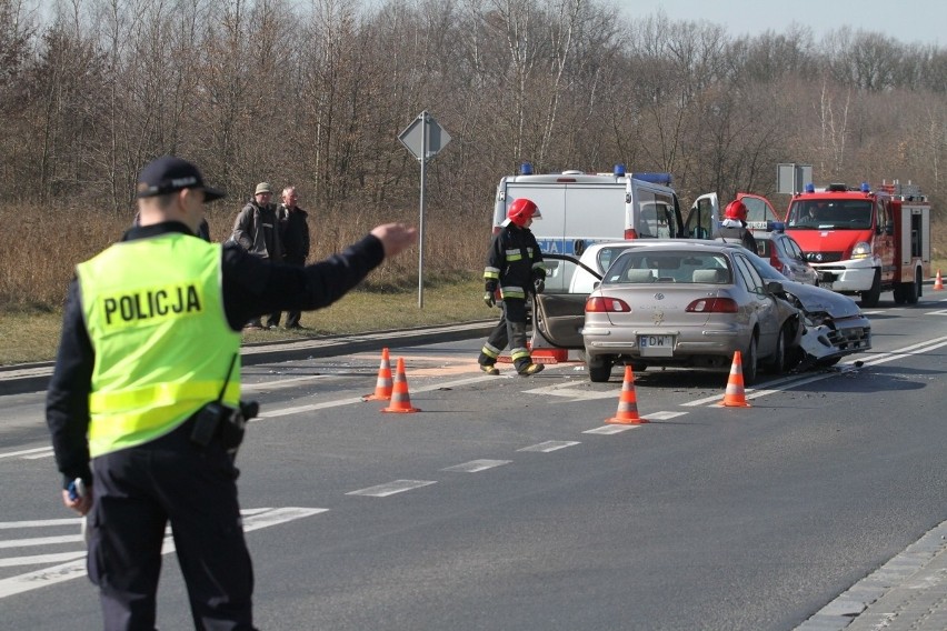 Wrocław: Wypadek na Maślicach. Dwie kobiety zostały ranne (ZDJĘCIA)