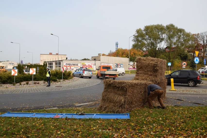 W południe na rondzie biszkoptowym w Chojnicach miało...