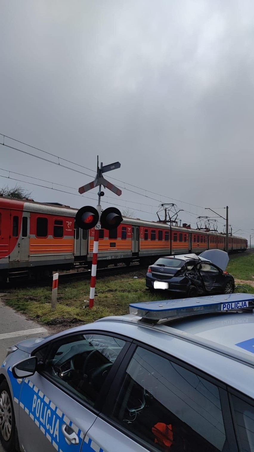 W miejscowości Strzelce Namysłowskie opel wjechał pod pociąg...
