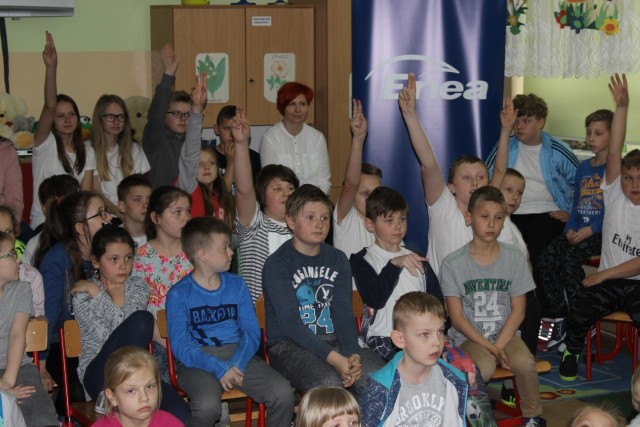 Dzieci żywiołowo reagowały na pytania podczas konkursów.
