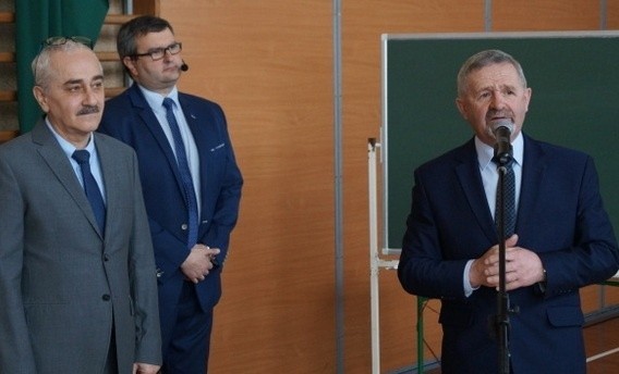 Świętokrzyski kurator oświaty Kazimierz Mądzik (z prawej) gościł na lekcji otwartej w ośrodku na buskiej "Górce"; na zdjęciu obok - dyrektor szkoły Waldemar Wójcik i Tomasz Wojtyś, nauczyciel przedmiotów zawodowych.