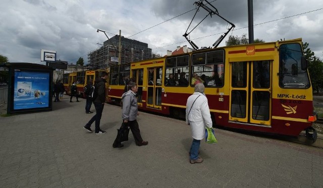 Dyspozytor łódzkiego MPK brzmiał, jakby był pijany - uznali motorniczowie pracujący w lany poniedziałek. Pracy w stanie nietrzeźwości nie udało się nikomu udowodnić. Ukarano więc... całą zmianę.NA ostatnim SLAJDZIE: NAGRANIE WYKONANE PRZEZ MOTORNICZEGO