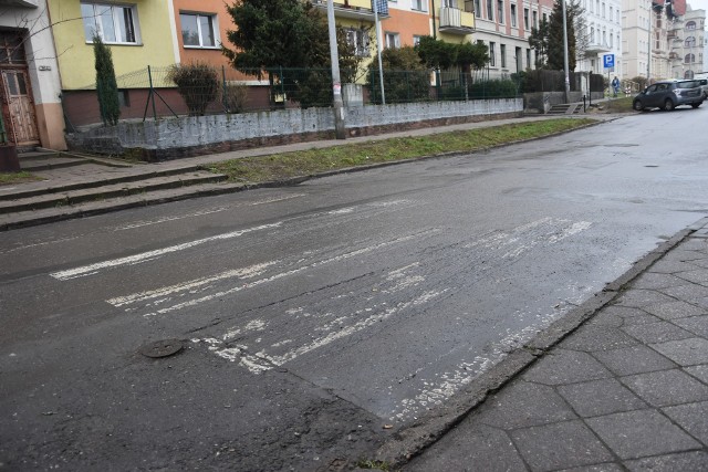 Pasy na ulicy Nadgórnej zostały sfrezowane. Ale resztki „zebry” jeszcze widać. Znaku pionowego nie ma. - Wcześniej też go nie było - mówi napotkany przechodzień