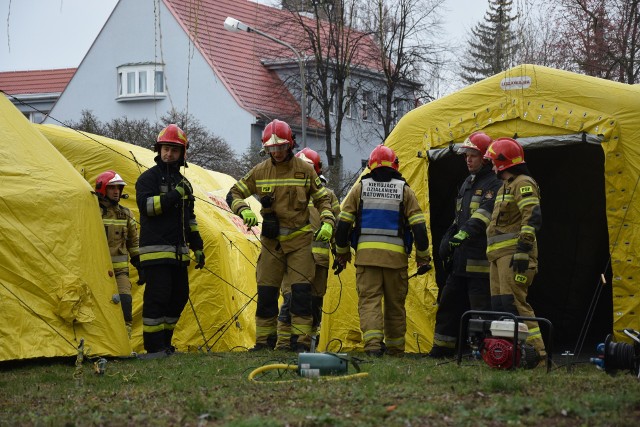 Po środowych ćwiczeniach strażackie namioty pozostały przed wejściem na oddział ratunkowy szpitala w Nysie. Personel szpitala zauważył, że po ich ustawieniu liczba przychodzących na SOR spadła.