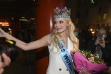 Karolina Bielawska wróciła do kraju. Najpiękniejszą kobietę świata powitał tłum fanów
